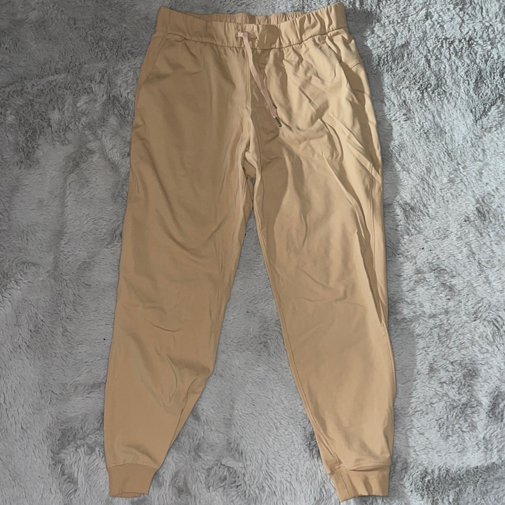 Like new Womens lululemon joggers size 8